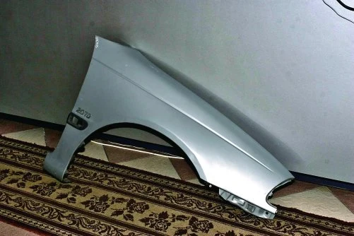 Fabryczny błotnik pod kolor kupionego auta to bardzo pożądana część.