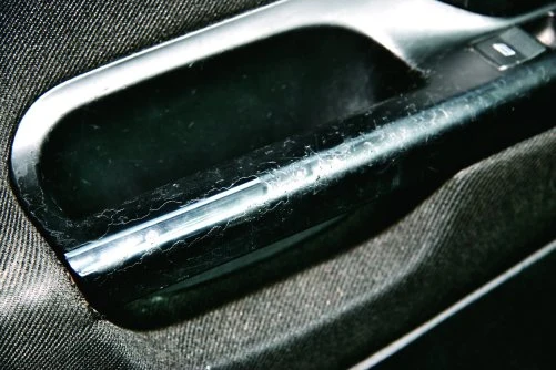 Odrapane plastiki w kabinie – można je pomalować albo kupić ładniejsze.