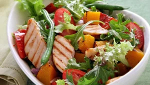 Ta sałatka doskonale wpływa na cerę. Koreanki jedzą ją na potęgę 