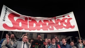 Tadeusz Mazowiecki (szary garnitur)