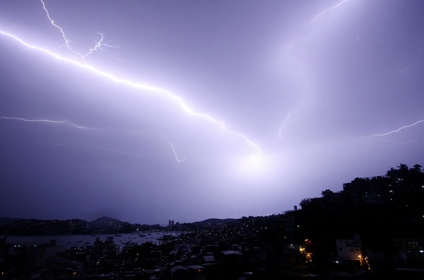 Zasiewanie chmur to metoda często wykorzystywana do manipulacji pogodą