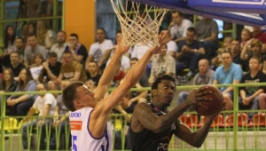 Mike Taylor (P) z PGE Turów Zgorzelec blokowany pod koszem przez Łukasza Majewskiego z Rosy Radom