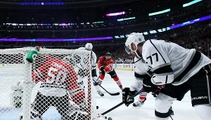 Jeff Carter atakuje bramkę Chicago Blackhawks 