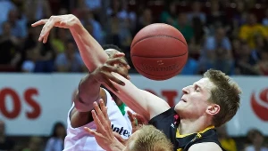 Adam Waczyński (z prawej) w pojedynku z Craigiem Brackinsem