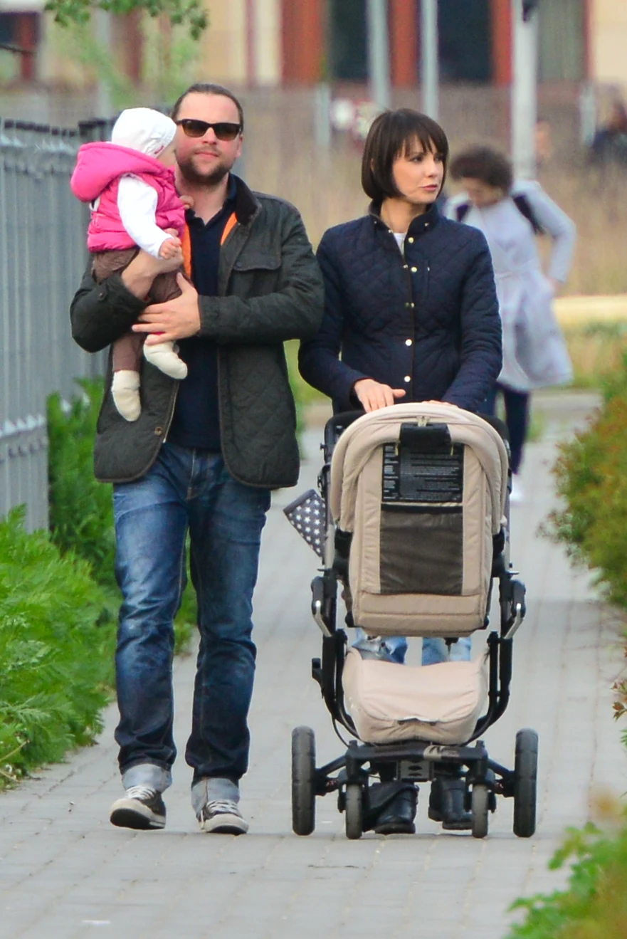 Dorota Gardias i Piotr Bukowiecki na spacerze z małą Hanią Dorota Gardias i Piotr Bukowiecki na spacerze z małą Hanią