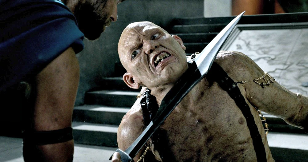 Efialtes to jeden z najsłynniejszych szpiegów (i zdrajców) w historii - kadr z filmu "300: Początek imperium" Efialtes to jeden z najsłynniejszych szpiegów (i zdrajców) w historii - kadr z filmu "300: Początek imperium"