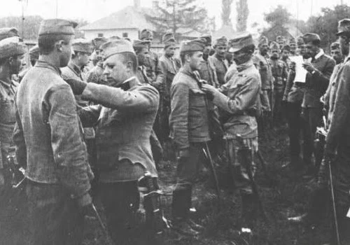 Dekroacji ciąg dalszy. Drugi z lewej JanDunin-Brzeziński