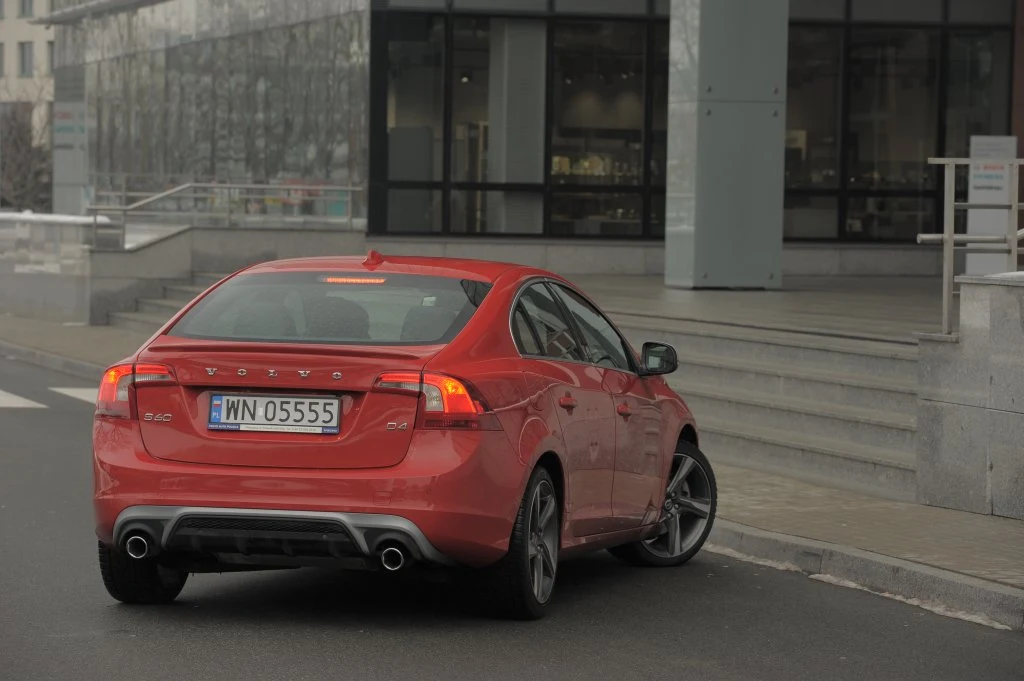 Volvo S60 D4 AT8 Drive-E R-Design Summum