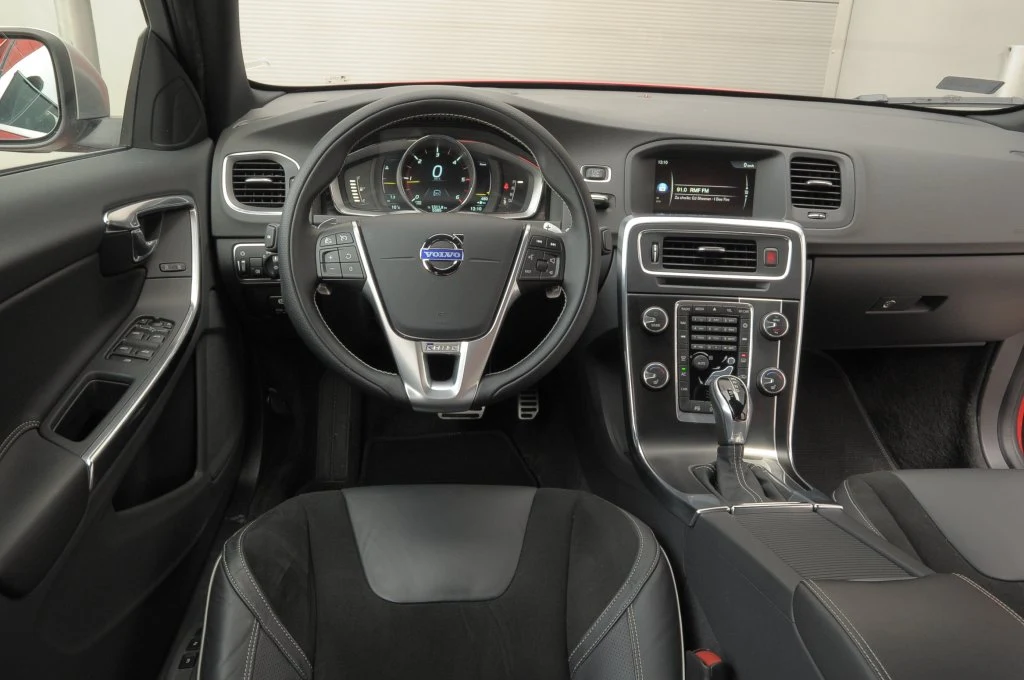 Wnętrze S60 ma swój własny styl. Gadżetem firmowym tej marki są obecnie ciekłokrystaliczne wskaźniki z możliwością zmiany koloru. Ergonomia wnętrza jest bez zarzutu.