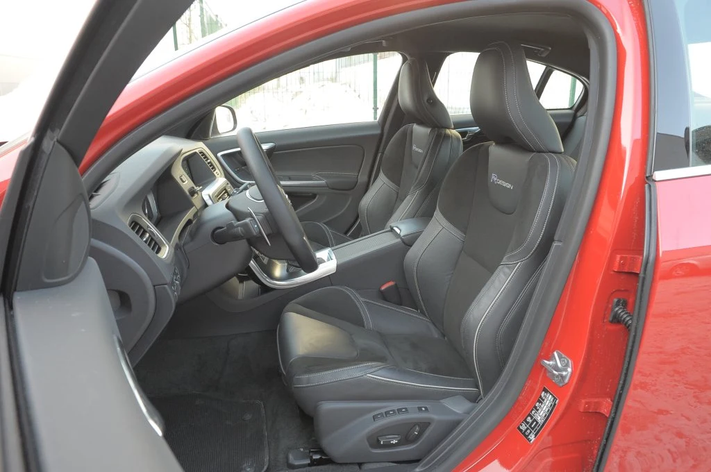 Fotele, w wersji R-Design wykończone skórą, są niezwykle wygodne i obszerne.