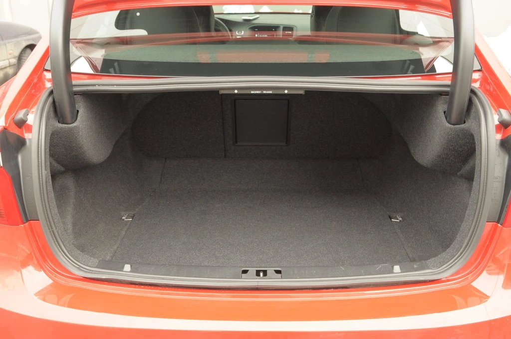 Bagażnik S60 ma niedużą pojemność (380 l) jak na samochód tej wielkości.