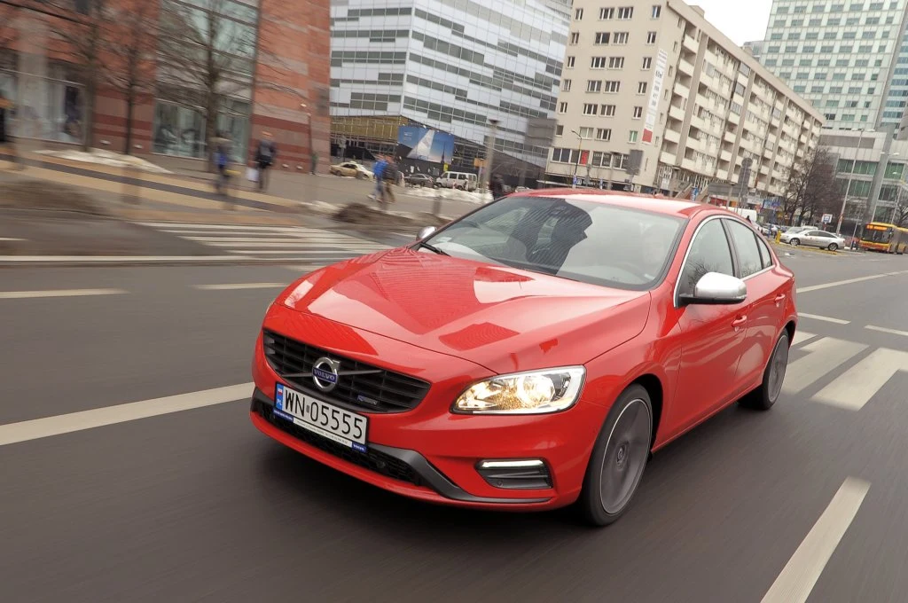 Pakiet stylizacyjny R-Design jest bardzo dyskretny. Poza 18-calowymi kołami są to subtelne detale.