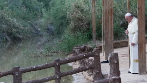 Na zdjęciu papież Franciszek w miejscu, gdzie miał zostać ochrzczony Jezus Chrystus