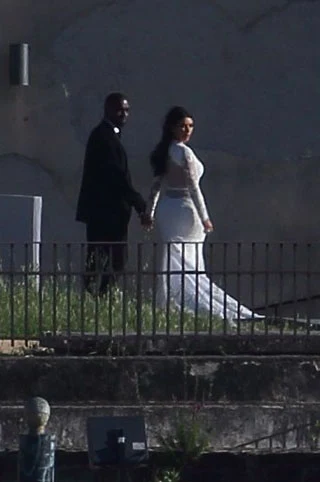 Kim Kardashian i Kanye West podczas ceremonii ślubnej
