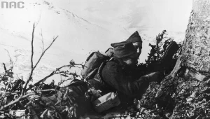 Żołnierze Samodzielnej Kompanii Komandosów w trakcie wypadu nad rzekę Sangro. Obsługa ręcznego karabinu maszynowego bren