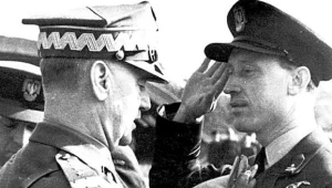 Naczelny Wódz gen. Władysław Sikorski dekoruje Witolda Urbanowicza orderem Virtuti Militari