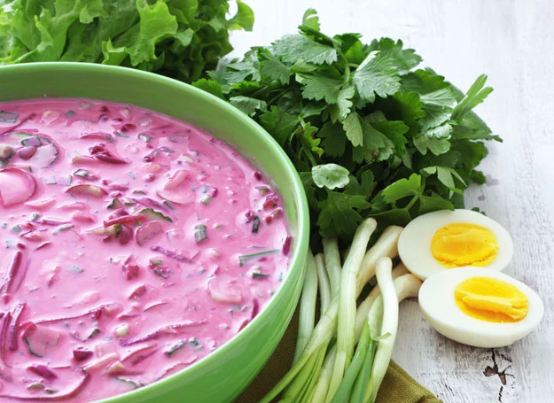 Chłodnik zazwyczaj oparty jest na kefirze lub jogurcie naturalnym Chłodnik zazwyczaj oparty jest na kefirze lub jogurcie naturalnym