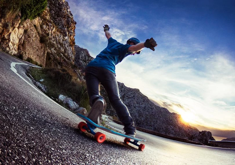 Surfing na ulicach to zabawa, która wciąga nadługo. Ten sport można uprawiać w zasadzie wszędzie Surfing na ulicach to zabawa, która wciąga nadługo. Ten sport można uprawiać w zasadzie wszędzie