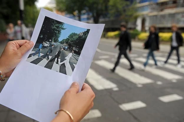 Jak piesi powinni sygnalizować zamiar wejścia na pasy?