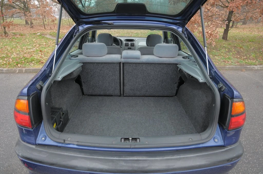 Pakowny bagażnik wersji liftback ma pojemność 450/1335 l (kombi – 520/1850 l).