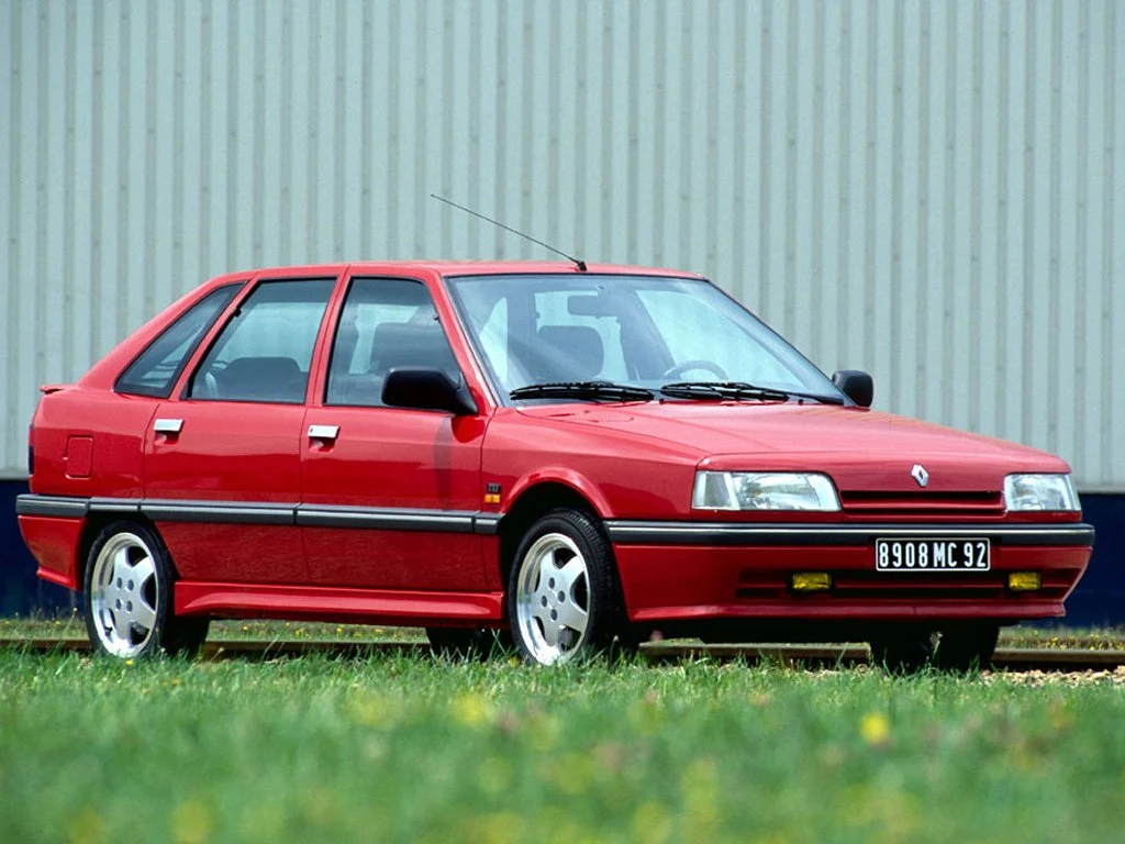 Poprzednik Laguny: Renault 21. Skrzypiące Renault starej daty.