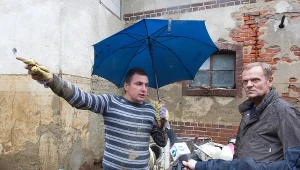 Premier Donald Tusk (P) rozmawia z mieszkańcem miasta podczas wizyty w Głuchołazach.