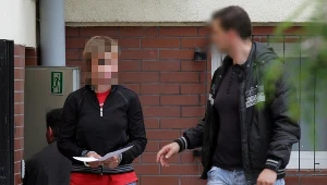 20-letnia Karolina A. prowadzona przez policjanta na terenie sądu w Łęczycy