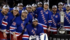 Hokeiści New York Rangers z Trofeum Księcia Walii (klęczy przy nim Henrik Lundqvist).