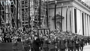 Pogrzeb serca Józefa Piłsudskiego w Wilnie. Kondukt pogrzebowy z urną przechodzi obok katedry