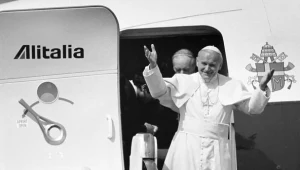 Jan Pawel II w drzwiach samolotu Alitalia na warszawskim Okęciu