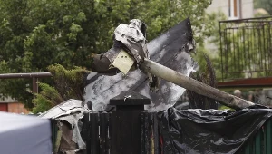 Fragment wraku samolotu na miejscu tragicznego wypadku awionetki Cessna 