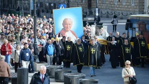 Procesja z relikwiami św. Jana Pawła II z okazji Dnia Dziękczynienia