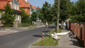 Fragment jednej z maszyn na miejscu upadku dwóch szybowców, które zderzyły się w locie nad Piłą