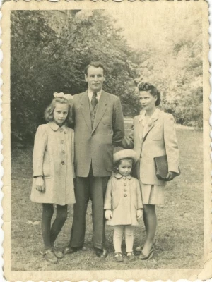 Halina z siostrą Elżbietą i rodzicami