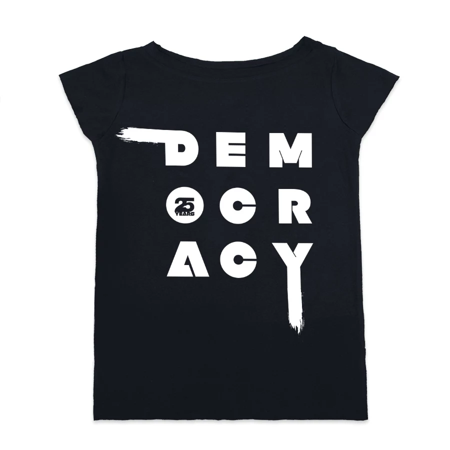 Impulsem do stworzenia t-shirtów z okazji 25-lecia demokracji w Polsce była potrzeba wyrażenia patriotyzmu w nowoczesny sposób - mówi Jolanta Wierzbicka, założycielka marki odCZAPY Impulsem do stworzenia t-shirtów z okazji 25-lecia demokracji w Polsce była potrzeba wyrażenia patriotyzmu w nowoczesny sposób - mówi Jolanta Wierzbicka, założycielka marki odCZAPY