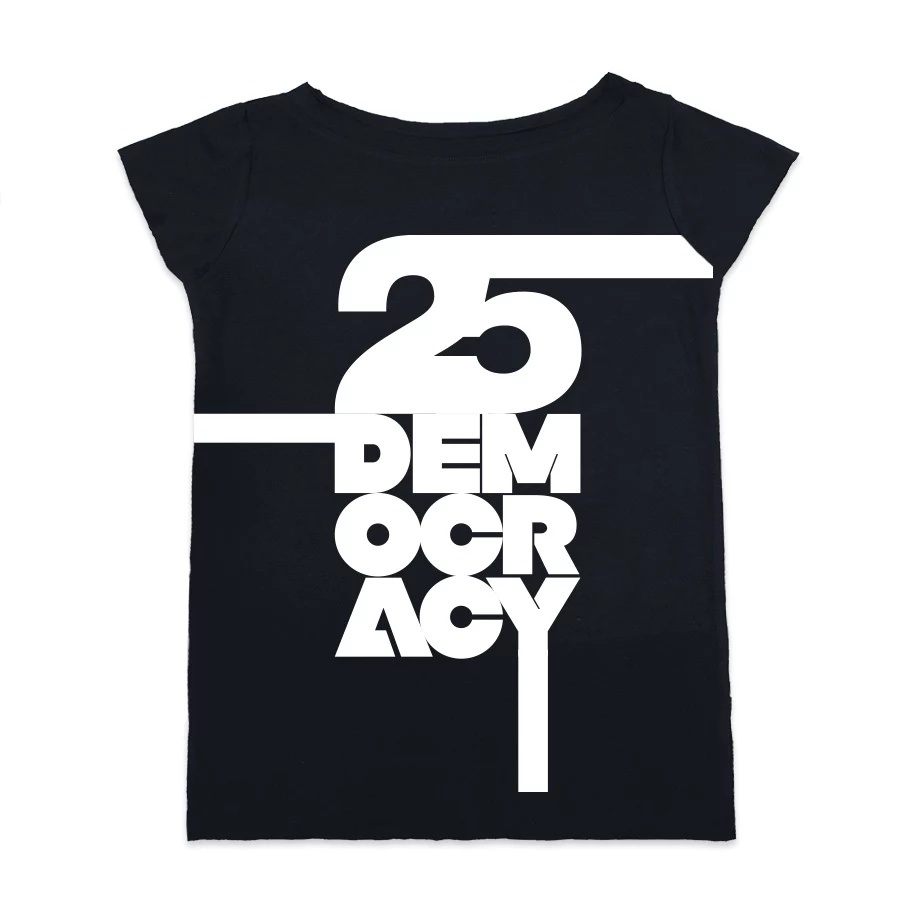 Impulsem do stworzenia t-shirtów z okazji 25-lecia demokracji w Polsce była potrzeba wyrażenia patriotyzmu w nowoczesny sposób - mówi Jolanta Wierzbicka, założycielka marki odCZAPY Impulsem do stworzenia t-shirtów z okazji 25-lecia demokracji w Polsce była potrzeba wyrażenia patriotyzmu w nowoczesny sposób - mówi Jolanta Wierzbicka, założycielka marki odCZAPY