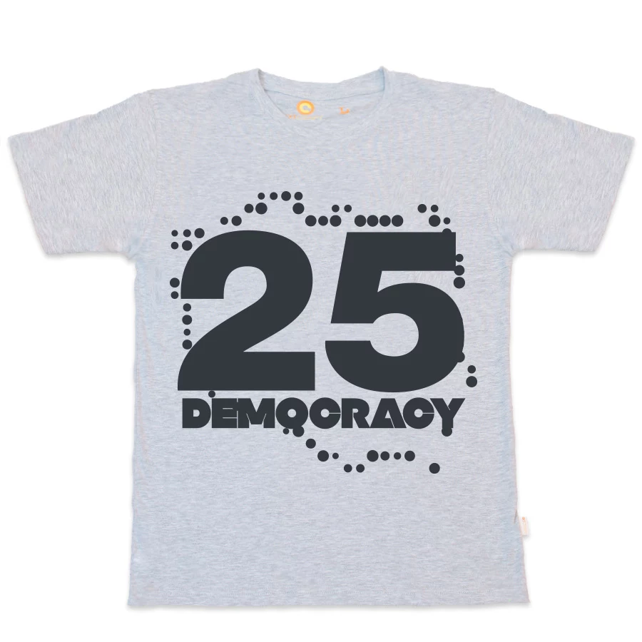 Impulsem do stworzenia t-shirtów z okazji 25-lecia demokracji w Polsce była potrzeba wyrażenia patriotyzmu w nowoczesny sposób - mówi Jolanta Wierzbicka, założycielka marki odCZAPY Impulsem do stworzenia t-shirtów z okazji 25-lecia demokracji w Polsce była potrzeba wyrażenia patriotyzmu w nowoczesny sposób - mówi Jolanta Wierzbicka, założycielka marki odCZAPY
