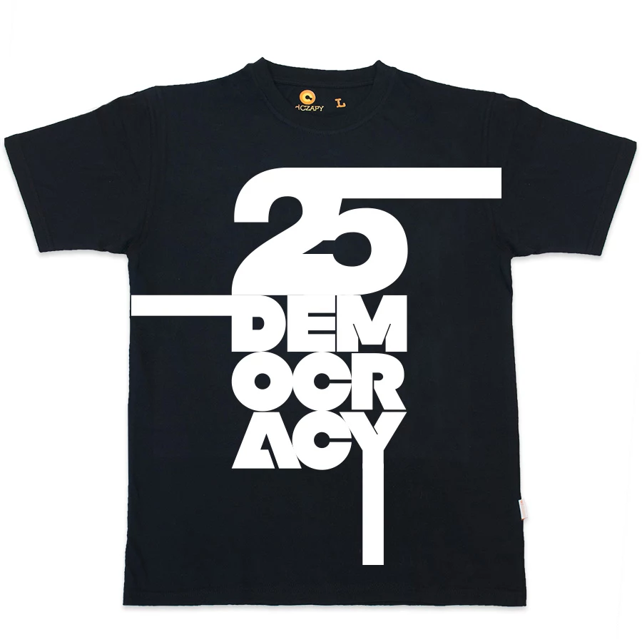 Impulsem do stworzenia t-shirtów z okazji 25-lecia demokracji w Polsce była potrzeba wyrażenia patriotyzmu w nowoczesny sposób - mówi Jolanta Wierzbicka, założycielka marki odCZAPY Impulsem do stworzenia t-shirtów z okazji 25-lecia demokracji w Polsce była potrzeba wyrażenia patriotyzmu w nowoczesny sposób - mówi Jolanta Wierzbicka, założycielka marki odCZAPY