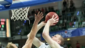 Damian Kulig (Turów) i próbujący go zatrzymać Łukasz Koszarek