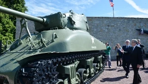 Prezydent Bronisław Komorowski ogląda czołg Sherman M4A1, nazwany przez żołnierzy "Gen. Maczek" lub "Maczuga", używany w bitwie przez I Dywizję Pancerną gen. Maczka