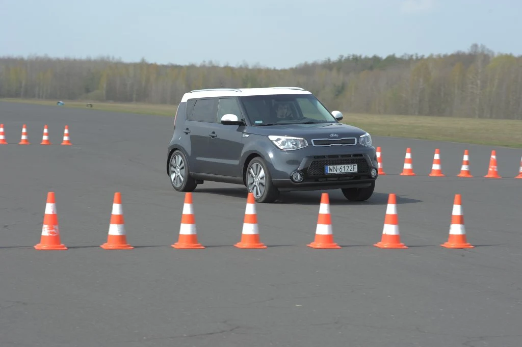 Zawieszenie Soula jest dość sztywne. Dzięki temu auto nie ma tendencji do silnych przechyłów nadwozia.