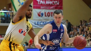 Kamil Łączyński z Rosy Radom blokowany przez Lance Jetera z Trefla Sopot