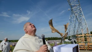 Ojciec Jan Góra obserwuje spadochroniarza