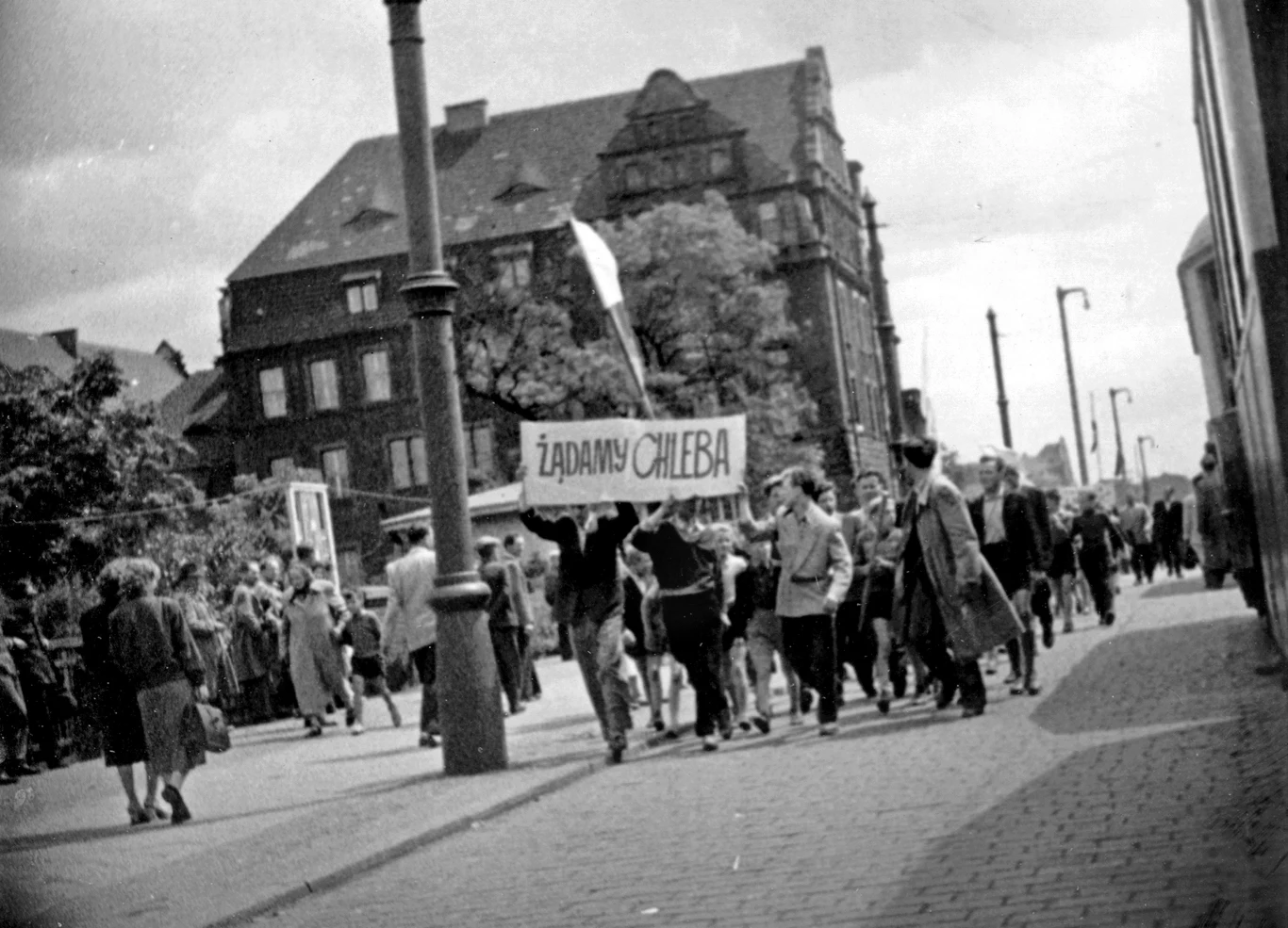 28.06.1956, Poznań, protestujący robotnicy z transparentem: "Żądamy chleba". Fotografie wykonane przez funkcjonariuszy UB w celu identyfikacji manifestantów