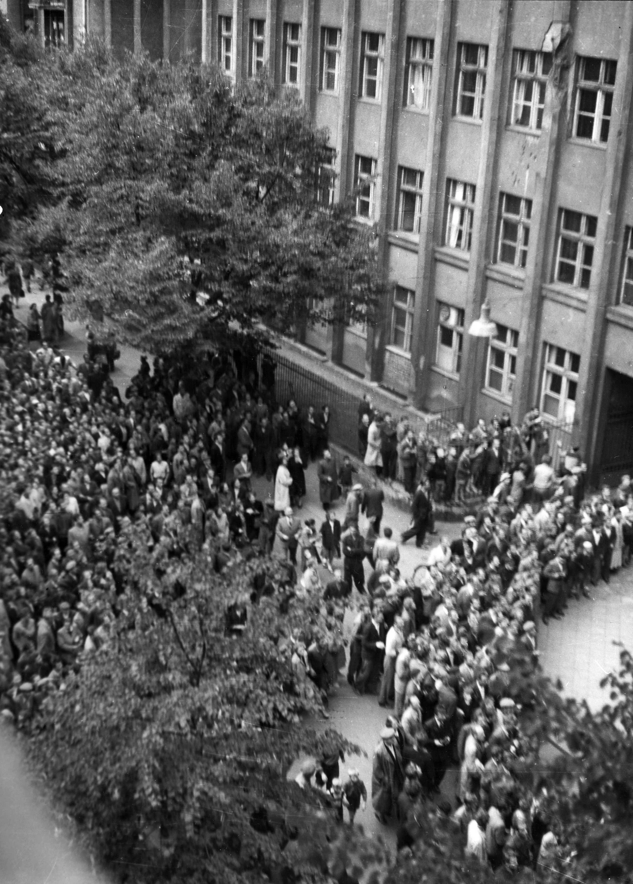 28.06.1956, Poznań, protestujący robotnicy zgromadzeni przed gmachem Ubezpieczalni Społecznej. Na najwyższym piętrze budynku działała radiostacja zagłuszająca audycje nadawane po polsku z Zachodu. W czasie wydarzeń czerwcowych pomieszczenia i sprzęt "zagłuszaczki" oraz anteny na dachu zostały zniszczone
