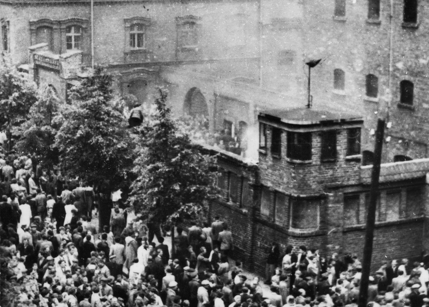 28.06.1956, Poznań, manifestanci opanowują centralne więzienie przy ulicy Młyńskiej