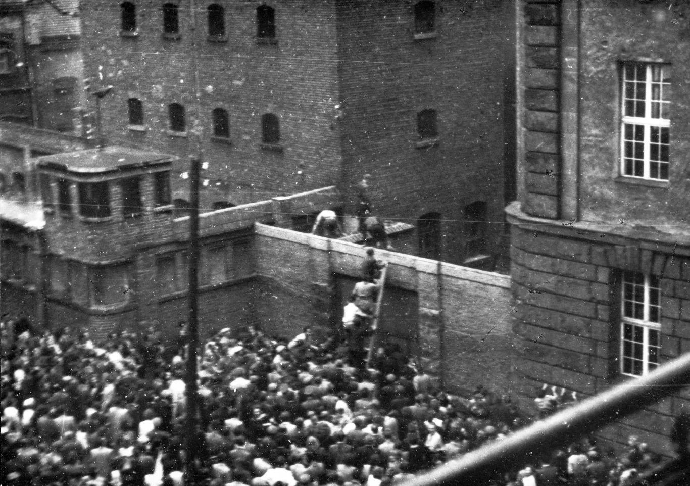 28.06.1956, Poznań, manifestanci opanowują centralne więzienie przy ulicy Młyńskiej