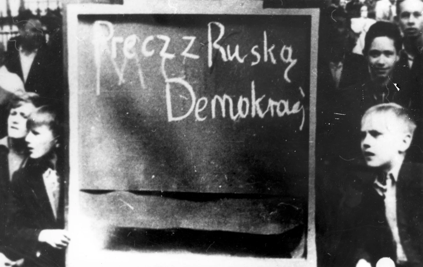 28.06.1956, Poznań, dzieci obok hasła "Precz z Ruską Demokracją" 