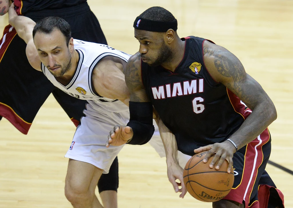 LeBron James zdobył w niedzielnym meczu 35 punktów LeBron James zdobył w niedzielnym meczu 35 punktów