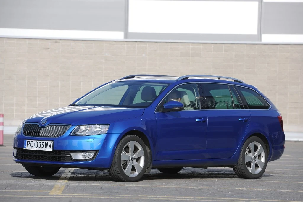 Dużo uroku dodaje Skodzie lakier błękit Race. Kosztuje on, jak każdy metalik, 1950 zł.